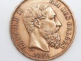 Gros plan sur une pièce de monnaie portant le visage d'un homme