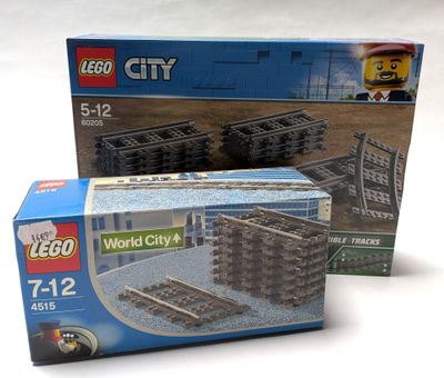 Deux lego city sont posés l'un à côté de l'autre sur une surface blanche.