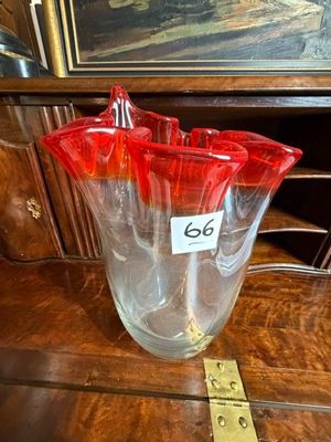 un vase en verre posé sur une table, avec une étiquette de prix dessus