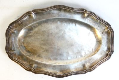 un plateau d'argent sur une table blanche avec un fond blanc