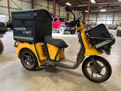 un scooter avec un coffre à l'arrière