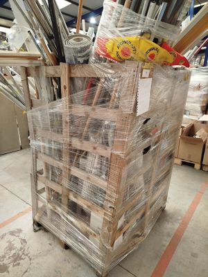 Lot d'articles comprenant : - des tringles à rideaux - des t…