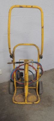 un petit chariot jaune auquel est fixé un tuyau