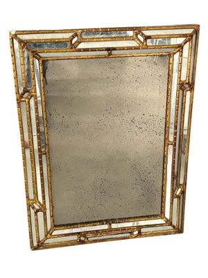 une image représentant un miroir à cadre doré sur fond blanc