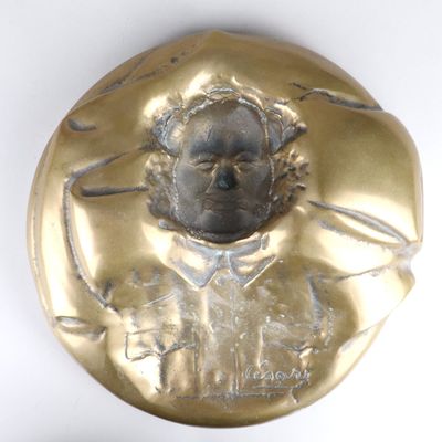 une pièce d'or sur laquelle figure l'image d'un homme