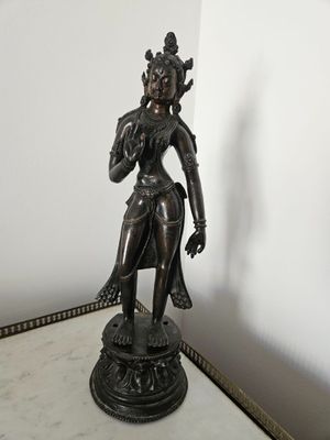 une statue représentant une femme debout sur une table