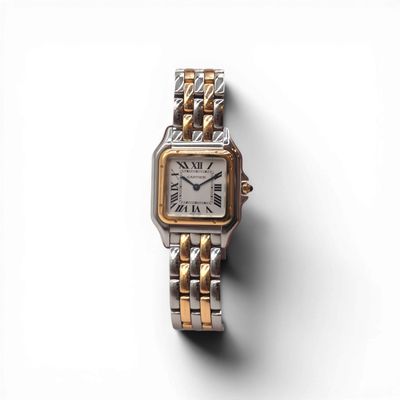 gros plan d'une montre sur une surface blanche