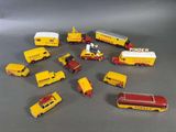 un grand nombre de voitures et de camions jouets posés sur une table