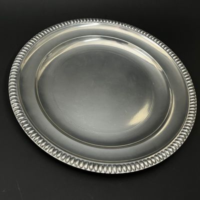 Plat rond en métal argenté à décor d'une frise de perles - Photo 1