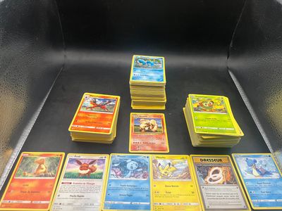 une boîte contenant de nombreux types de cartes Pokémon différents