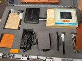 une valise contenant tout un tas d'objets