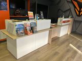 beaucoup de livres sur le comptoir du magasin