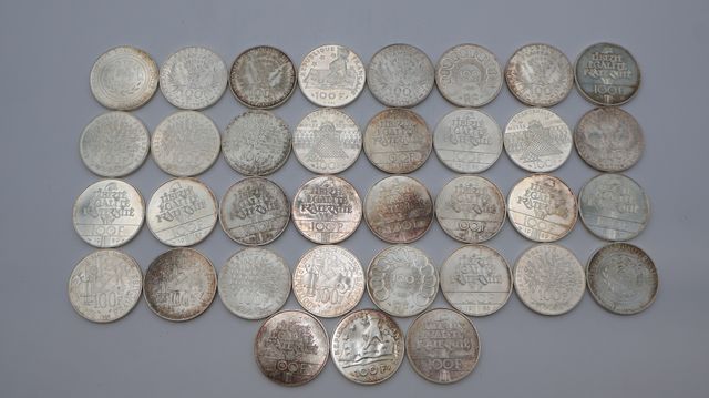35 pièces de monnaie en argent à valeur faciale de 100 francs des...