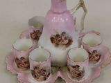 un service à thé rose et blanc, avec tasses et soucoupes