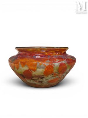 un vase posé sur une surface blanche
