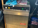 une photo d'une cuisine équipée d'un lave-vaisselle et d'autres appareils électroménagers