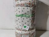 un sac en tissu posé sur une étagère près d'un mur