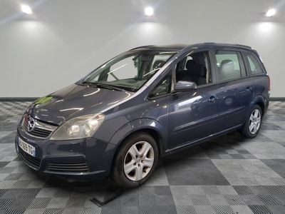 la photo d'une camionnette bleue garée dans un garage