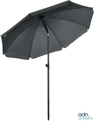 le parasol est ouvert et prêt à être utilisé sur la terrasse