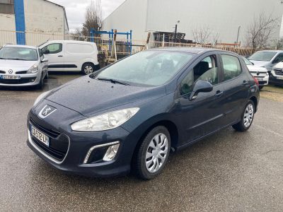 une voiture noire garée dans un parking à côté d'autres voitures