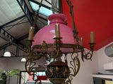 une lampe rose suspendue au plafond dans une pièce