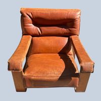 Fauteuil en cuir et structure en bois