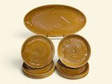 quatre assiettes et un plateau ornés d'un motif de poisson