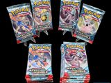 un lot de quatre paquets de cartes Pokémon empilés les uns sur les autres