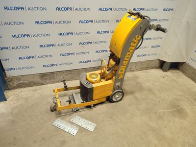 l'image d'une machine posée sur le sol