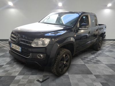 une photo d'un pick-up noir garé dans un garage