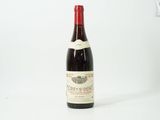 une bouteille de vin posée sur une table