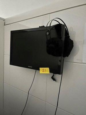 une télévision à écran plat fixée au mur dans une salle de bains