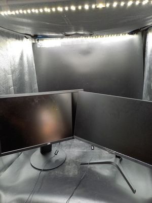 une photo montrant deux écrans d'ordinateur posés sur une table