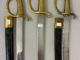 Quatre types de couteaux différents sont présentés sur un support blanc