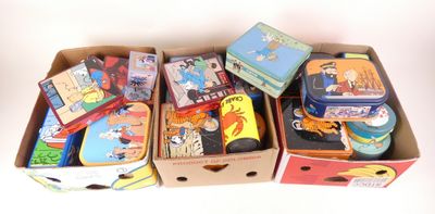 une boîte remplie de jouets pour enfants qui s'y trouvent