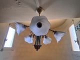 un lustre suspendu au plafond d'une pièce