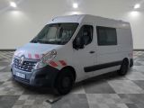 la photo d'une camionnette blanche garée dans un garage