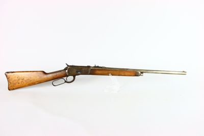 un fusil avec un canon en bois sur fond blanc