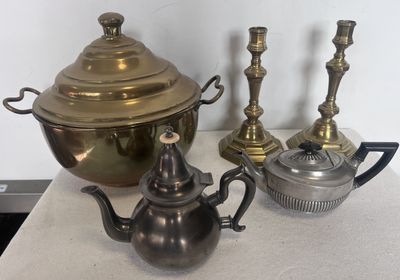 trois types différents de théières posées sur une table