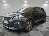 la voiture noire est garée sur un sol en damier dans le garage