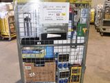 un chariot contenant de nombreux cartons dans un entrepôt