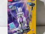 une boîte de jouets Lego Pokémon posée sur une table