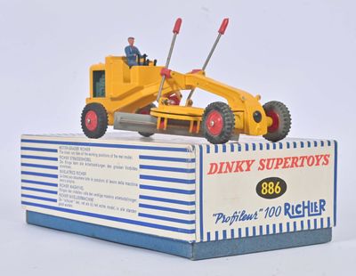 un petit bulldozer jaune sur lequel est assis un homme