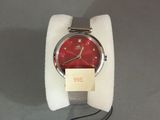 une image représentant une montre-bracelet avec un cadran rouge et un bracelet argenté