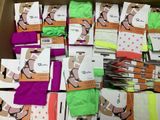 Une boîte contient plusieurs paires de chaussettes colorées pour femmes