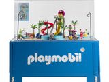 une table Playmobil bleue avec un toboggan aquatique et des figurines