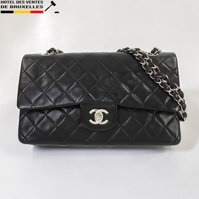 Sac Chanel à rabat en cuir d'agneau matelassé noir, avec bandoulière en chaîne