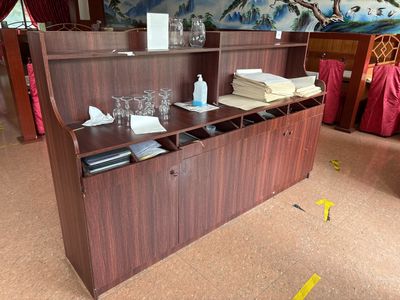un meuble en bois sur lequel sont posés des verres à vin, dans une pièce