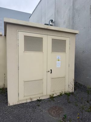 deux portes situées sur le côté d'un bâtiment sur lequel est accrochée une enseigne