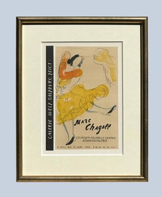 tableau représentant une femme en robe jaune, assise sur une chaise devant un fond bleu